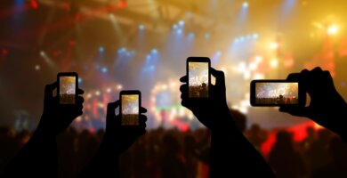Ghid de supravietuire pentru telefon la festivalurile anului 2022 - Accesorii esentiale care ii garanteaza siguranta